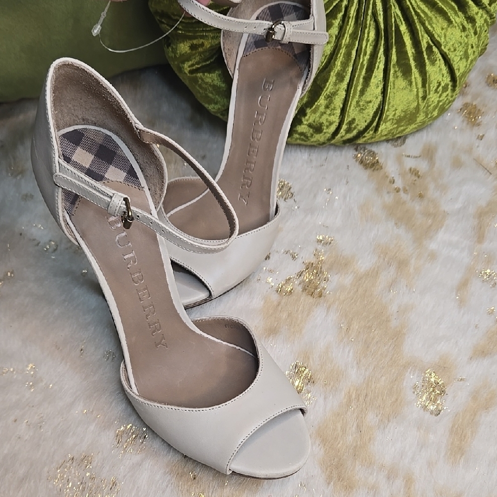 Burberry Women's Heels Size 38 1/2. Size 7.5 US. NEW!  Luxury. Designer. - Picture 2 of 14